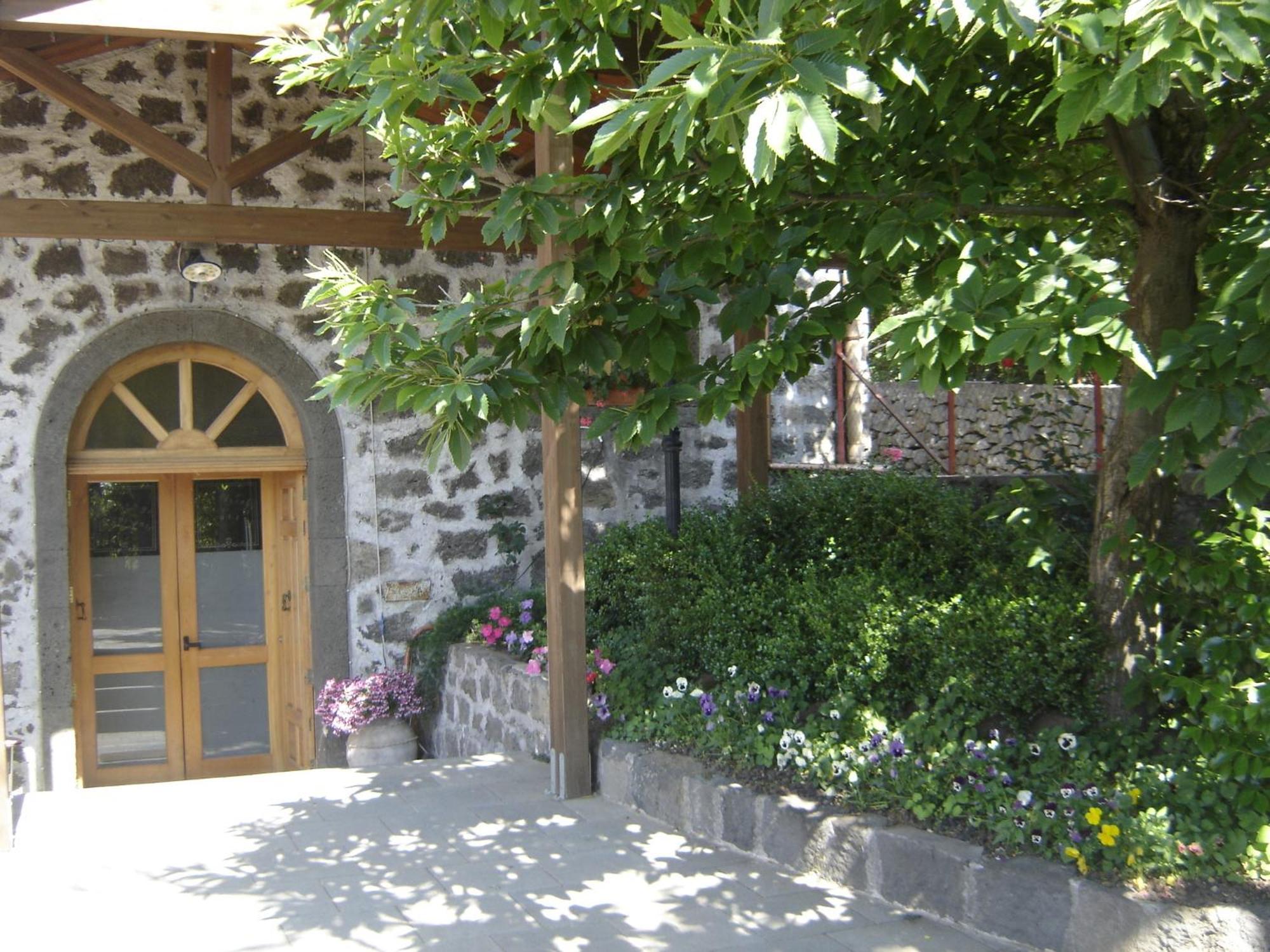 Ai Vecchi Crateri Guest House Sant'Alfio Luaran gambar